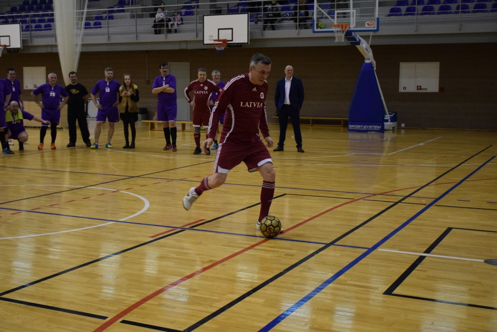 Pēc spēles abu komandu spēlētāji sacentās soda sitienos. Bumbu aizkrauklieša Anda Cibiņa sargātajos vārtos raida Saeimas deputāts Ainars Latkovskis.
Autors: Guna Skaistkalne