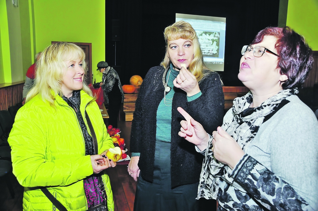 Agitas Reveliņas (no kreisās) audzētos ābolus izgaršo Dārzkopības institūta pētnieces Ilze Grāvīte un Laila Ikase.