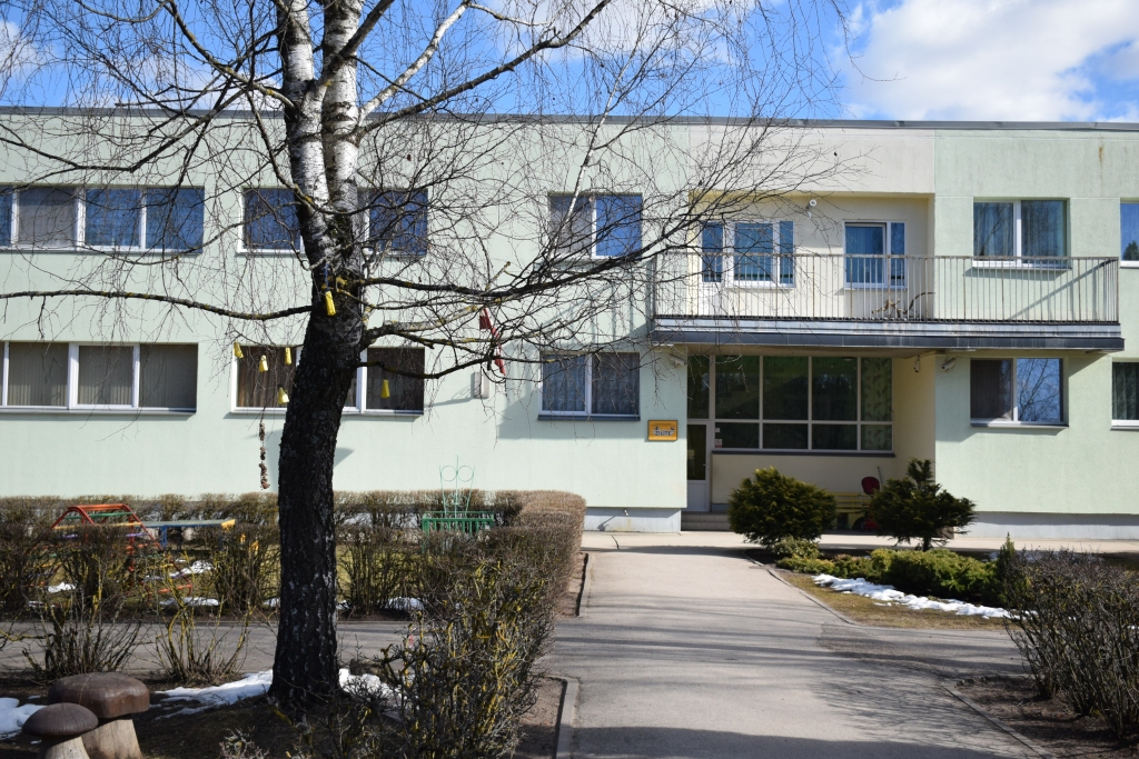 Strīds vēršas plašumā. Aizkraukles novada pirmsskolas izglītības iestādē “Zīlīte” kādas grupas vecāki uz aizdomu pamata par emocionālu varbarbību pret bērniem slepus noklausījušies grupā notiekošo. Radušos situāciju un vecāku vēstuli kopā ar audio ierakstiem vērtē Valsts bērnu tiesību aizsardzības inspekcija.
Autors: Sandra Pumpure