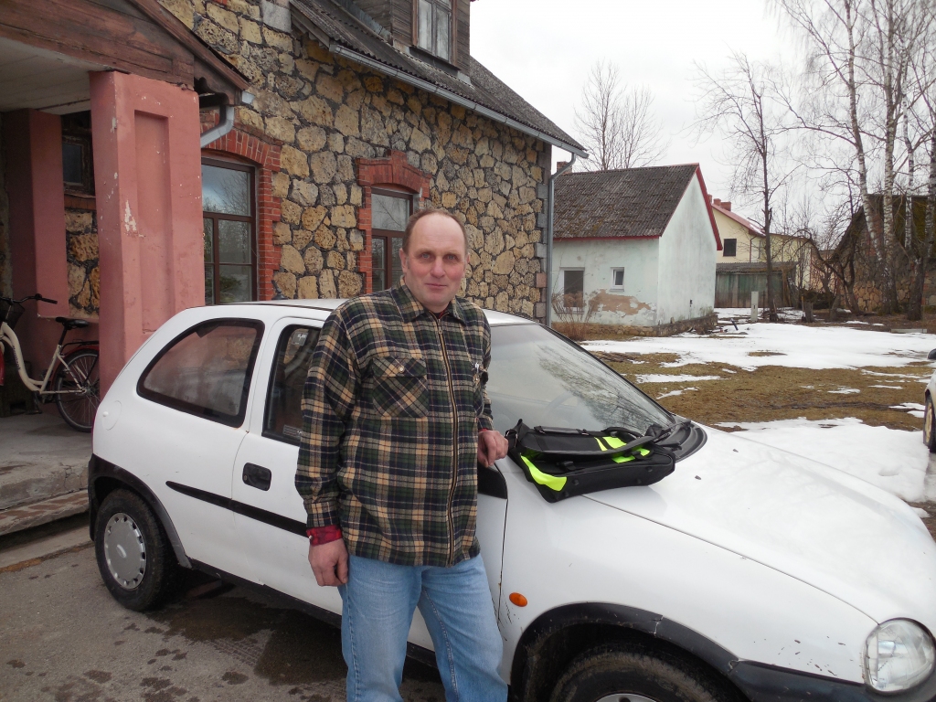 NEŠĶIRAMI. Pastnieka Āra Peipiņa balto automašīnu savā sētā gaida daudzi.
Autors: Sandra Pumpure