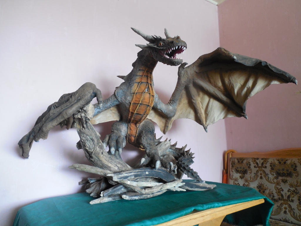 FANTĀZIJAS DARBS — pūķis no papīra.
Autors: Sandra Pumpure