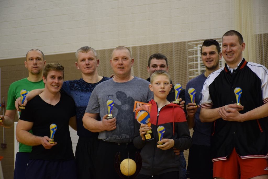 Labākie starp labākajiem. Aizkraukles novada atklātajā čempionātā uzvaru izcīnīja Vecbebru volejbolisti.