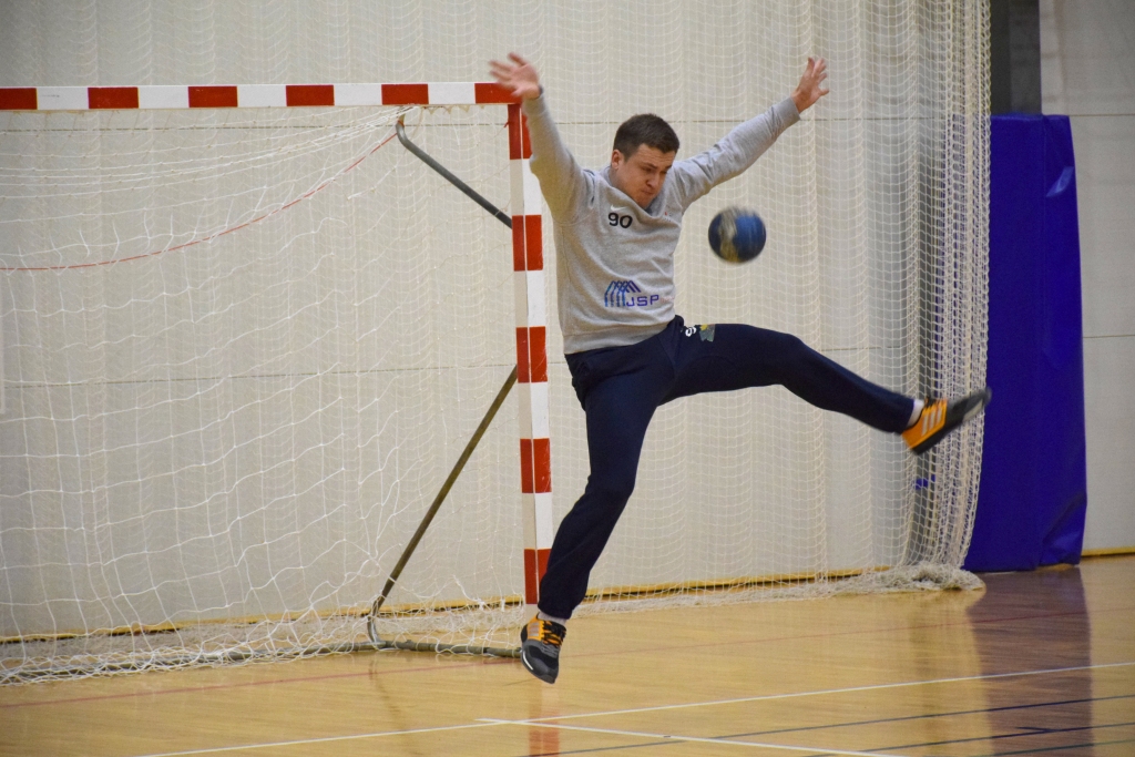 Nosargāti! Vienības “Skrīveri/Aizkraukle” vārtsargs Kristaps Vansovičs atvairīja lielāko daļu pretinieku metienu.
Autors: Viesturs Kaktiņš