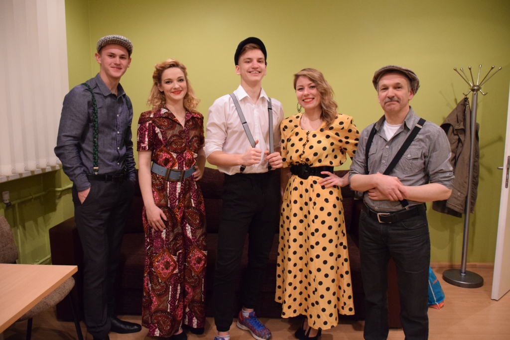 JAUTRI UN DZĪVESPRIECĪGI. Grupa “Nepilns litrs” no Kokneses — neprofesionālo dziedātāju konkursa “Klusie ūdeņi” 2017. gada uzvarētāji  ar dziesmu “Tai pilsētai” — Ģirts Lasmanis (no kreisās; basģitāra, balss), Eva Andriksone (balss), Dāvis Derkačs (sitamie instrumenti), Solveiga Vikšere (balss, saksofons) un Druvis Andriksons (soloģitāra). Zāle grupai veltīja īpaši skaļas ovācijas, skatītājus sajūsmināja dalībnieku izpildījums, dzīvesprieks, atraktivitāte un tērpi.
Autors: Guna Mikasenoka