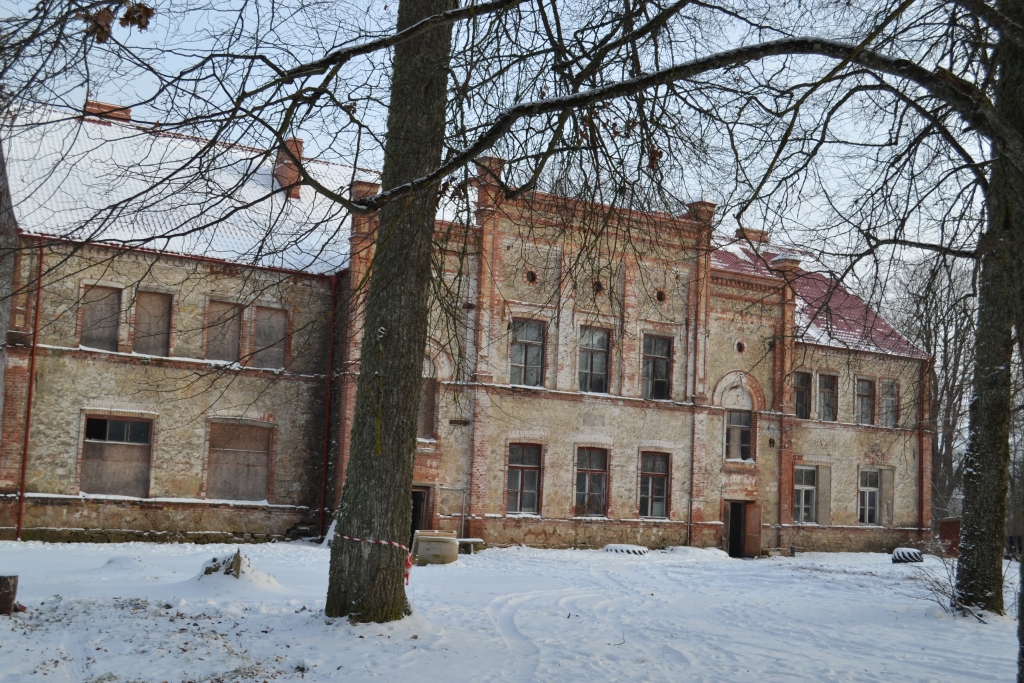 VECAJĀ SKOLĀ Secē pagājušajā gadā nomainīts jumts, šogad remontdarbus ēkā paredzēts turpināt, sakārtojot kanalizācijas sistēmu un izremontējot divus dzīvokļus.
Autors: no 