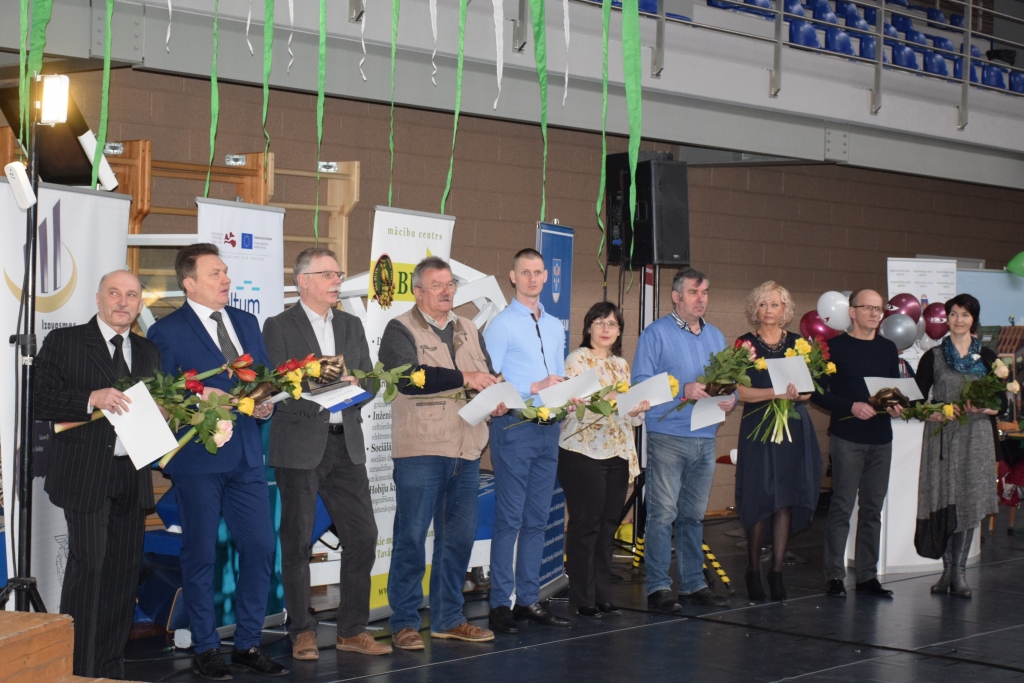 LABĀKIE. Uzņēmumu pārstāvji šogad saņēma balvas desmit nominācijās, šogad lielākais uzsvars likts uz tiem, kuri novadā darbojas ilgāk.
Autors: Elita Brovacka