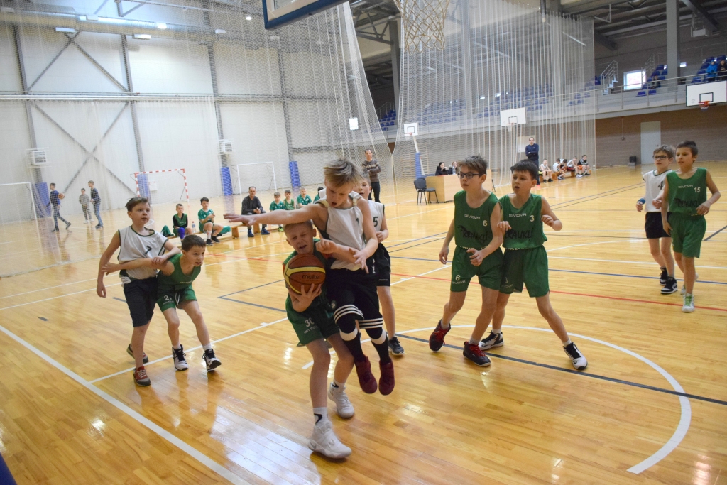 Uzvaras vārdā cīnās līdz galam. Aizkraukles jaunie basketbolisti (tumšajos krekliņos) laukumā rādīja profesionālu sniegumu.
Autors: Viesturs Kaktiņš