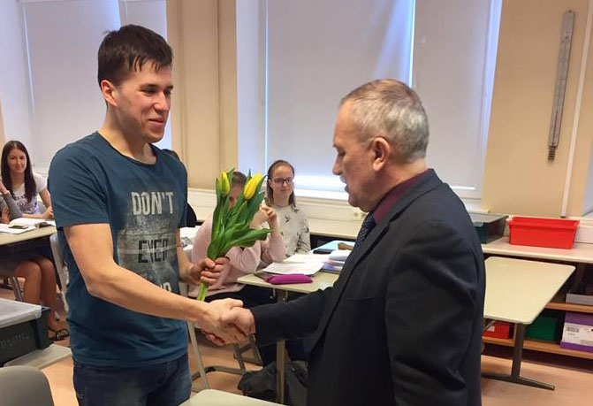 Novada vidusskolas direktors Aldis Labinskis sveic Mārtiņu Klevu ar lielisko panākumu.
Autors: Facebook