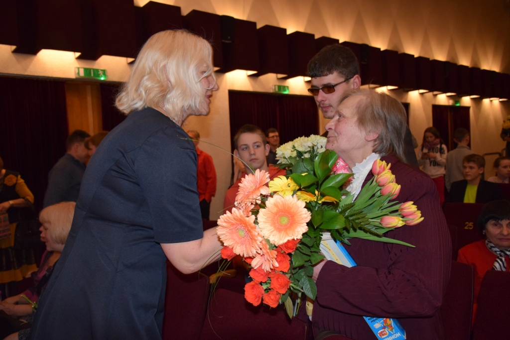 Pateicība par darbu. P. Barisona Aizkraukles Mūzikas skolas kokles klases 45 gadu jubilejas pasākumā ilggadējo direktori un kokles klases vadītāju Mirdzu Blimbergu īpaši sumināja ar ziediem, dāvanām, laba vēlējumiem un milzum daudz pateicības vārdiem.
Autors: Guna Skaistkalne