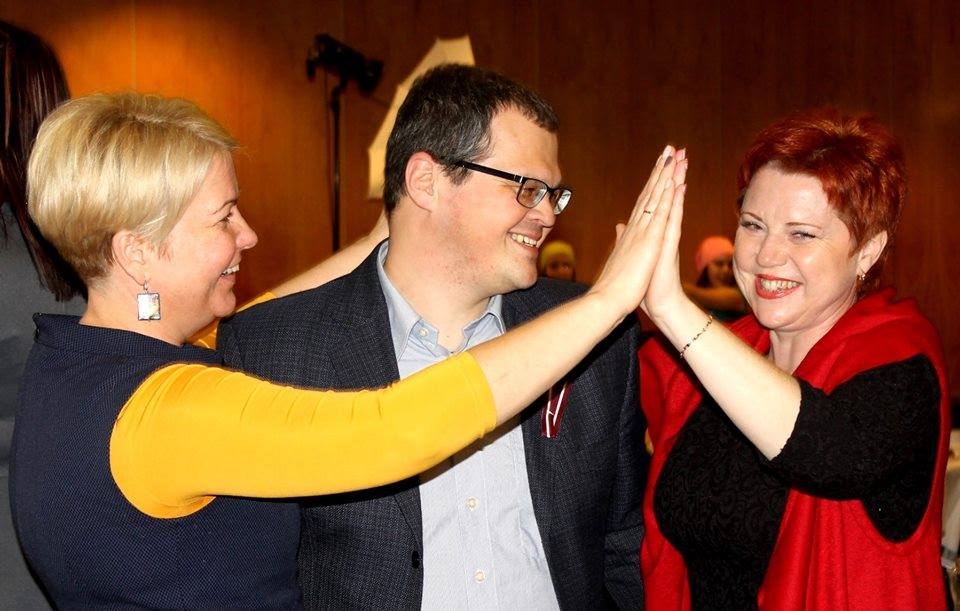 DARA KOPĀ. Programmas noslēguma pasākumā tikās daudzi jaunatnes lietu speciālisti — Ināra Upeniece (no labās) no Pļaviņām, Rinalds Rudzītis no Ogres un Alūksnes Bērnu un jauniešu centra direktore Eva Aizupe.
Autors: no Jaunatnes starptautisko programmu aģentūras