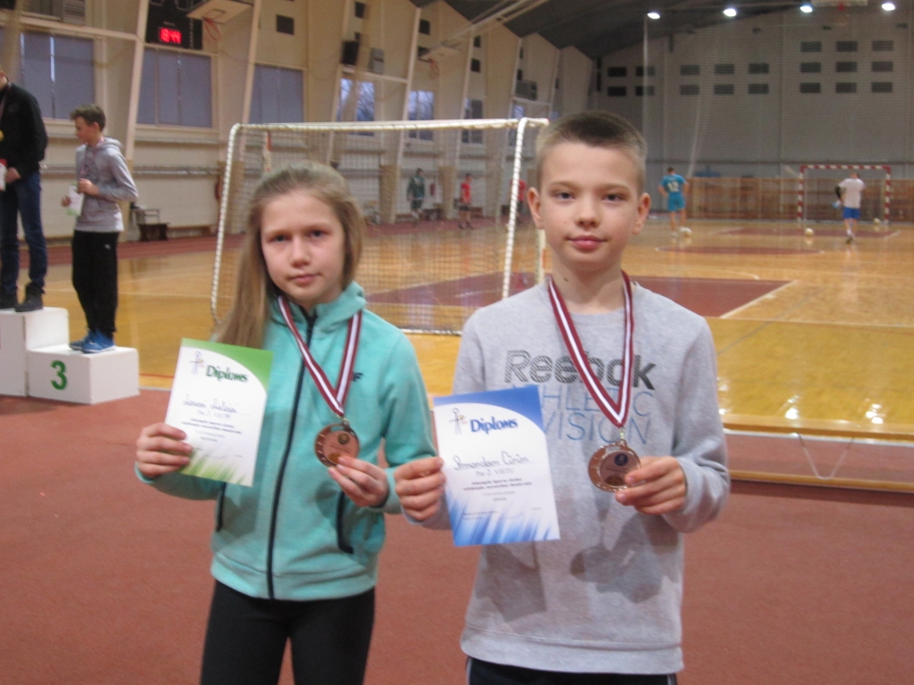 Medaļu ieguvēji. Daudzcīņnieki Armands Cinis un Laura Lielā.
Autors: no Aizkraukles novada sporta skolas