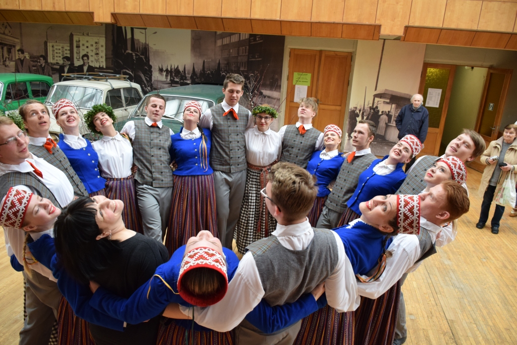 Pēc priekšnesumiem fotosesija Jaunjelgavas deju kopai “Kodoliņš”.
Autors: Imants Kaziļuns