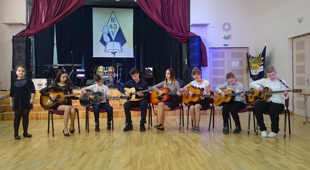 Seces pamatskolas ģitāristu ansamblis, kuru vada Artūrs Zemnieks, iekļuvis izglītības iestāžu ansambļu, instrumentālo kolektīvu un popgrupu konkursā “No baroka līdz rokam” finālā.
Autors: Astrīda Mencendorfa