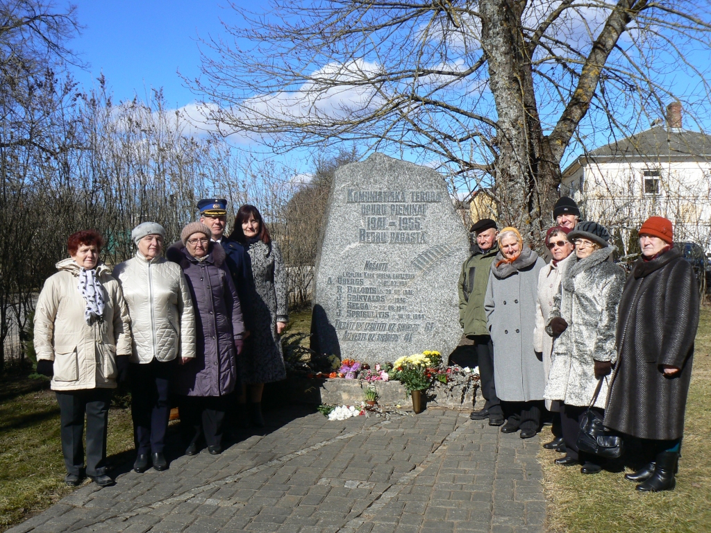 Savā svētvietā. No kreisās: Lība Zukule, Antoņina Midega, Maija Pumpuce, Uldis Filipsons, Ilze Pabērza. No labās: Ārija Ūberga, Aija Rīderere, Gunta Krievāre, Andris Freimanis, Astrīda Grantiņa, Jānis Liepiņš.
Autors: Dzintra Sniedze