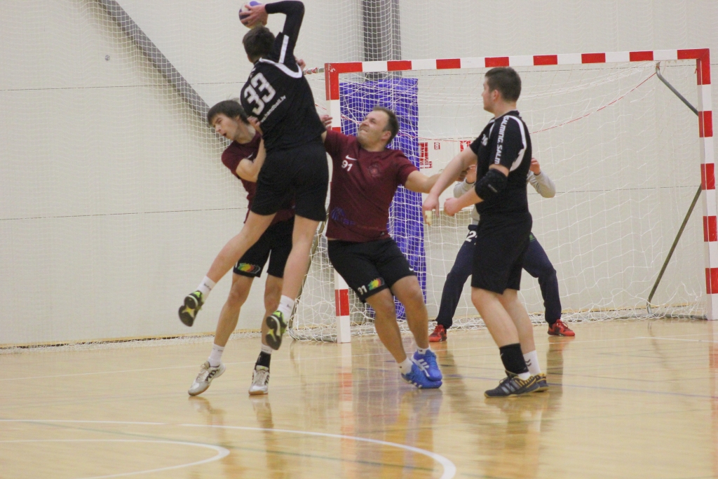 Uzvara pēc uzvaras. Vienība “Skrīveri/Aizkraukle” ne tikai precīzi gūst vārtus, bet arī lieliski darbojas aizsardzībā.
Autors: Viesturs Kaktiņš