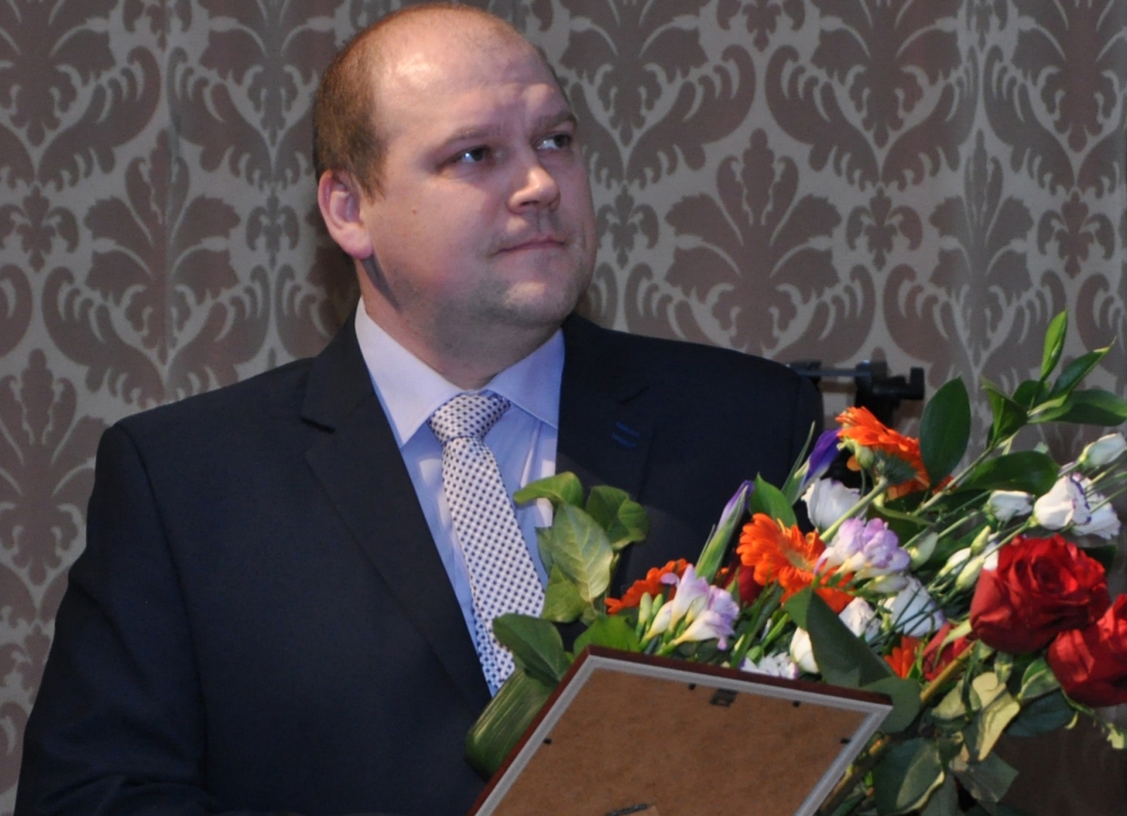 Vecumnieku novada uzņēmēju gada balvas pasniegšanā trijās nominācijās par labāko atzīts Valles pagasta uzņēmums “Florabalt”. Balvu svinīgajā pasākumā saņēma uzņēmuma ražošanas plānotājs, ilggadējais darbinieks Zigmārs Eriņš.
Autors: Žanna Zālīte