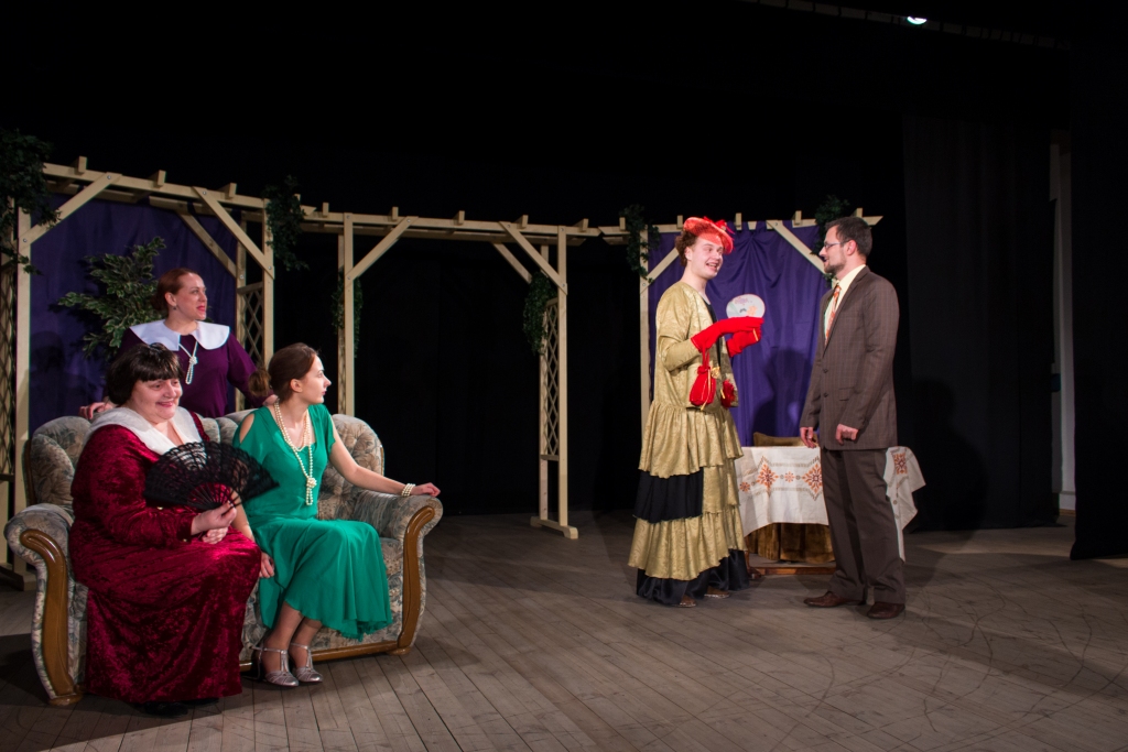 SKATS NO IZRĀDES. Lomās iejutušies Rita Čerkovska (no kreisās) Marina Liepa, Tija Spilberga,  Jānis Madžulis un Sandis Migla.
Autors: Ingus Pugačovs