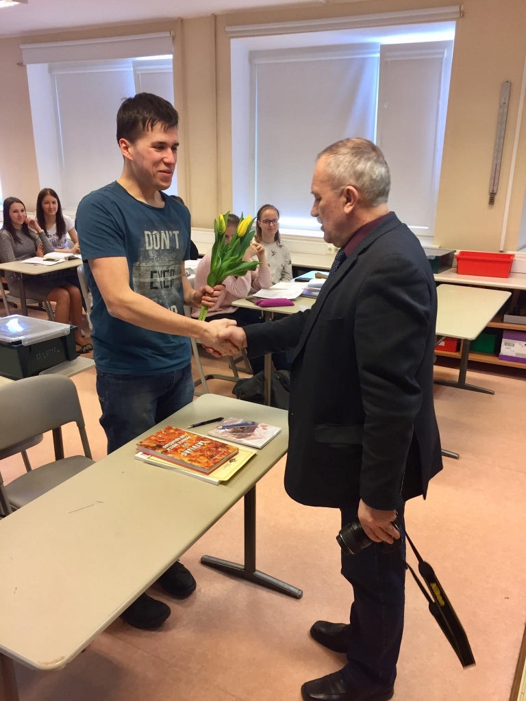 GODAM NOPELNĪTS. Mārtiņu Klevu par panākumiem konkursā sveic Aizkraukles novada vidusskolas direktors Aldis Labinskis.
Autors: Leons Līdums