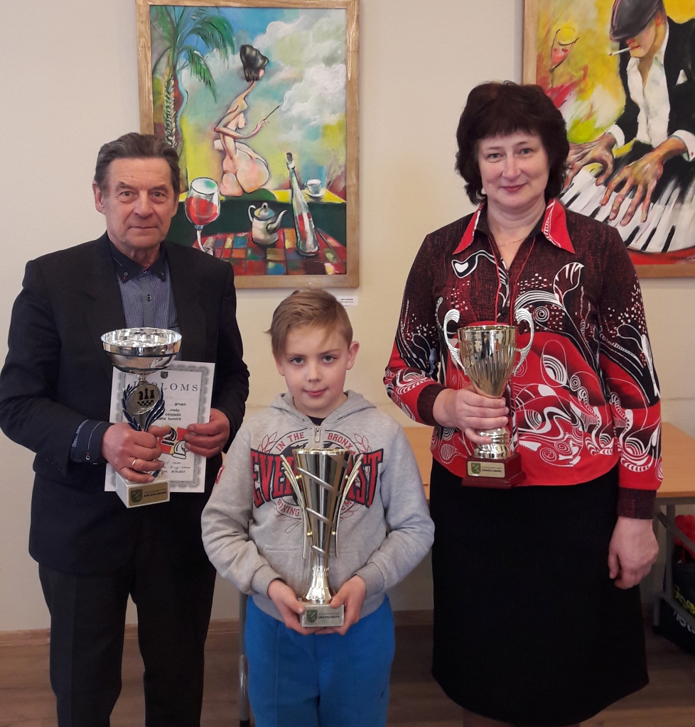 Uzvarētāji. No kreisās — vispārējās grupas uzvarētājs Imants Lūsis, skolēnu grupas uzvarētājs Edgars Osipausks un sieviešu grupas uzvarētāja Anita Seikovska. 
Autors: no Andas Krauzes albuma