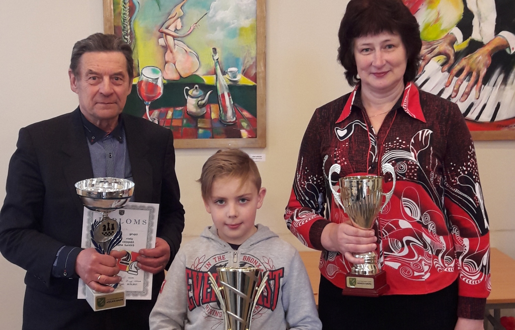 Uzvarētāji. No kreisās — vispārējās grupas uzvarētājs Imants Lūsis, skolēnu grupas uzvarētājs Edgars Osipausks un sieviešu grupas uzvarētāja Anita Seikovska.
Autors: no Andas Krauzes albuma