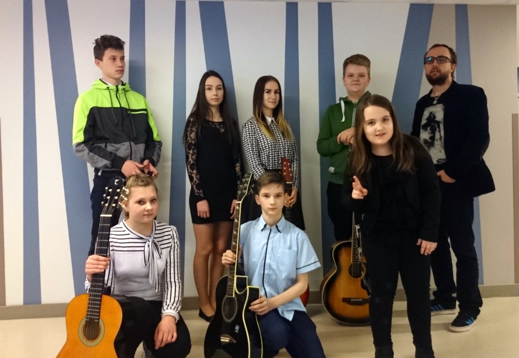 SECES ĢITĀRISTU ANSAMBLIS konkursa “No baroka līdz rokam” finālā ieguva pirmo pakāpi. No labās — grupas vadītājs Artūrs Zemnieks.
Autors: Astrīda Mencendorfa