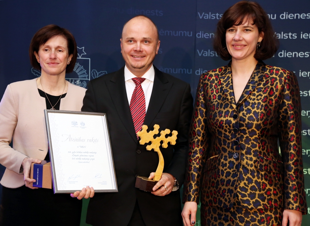 SAŅEM BALVU. Valsts ieņēmumu dienesta ģenerāldirektore Ilze Cīrule (no kreisās), AS “Virši-A” valdes loceklis Jānis Priedītis ar balvu un finanšu ministre Dana Reizniece-Ozola lielo nodokļu maksātāju apbalvošanas pasākumā. Apbalvojums tiks novietots uzņēmuma Aizkraukles birojā.
Autors: LETA