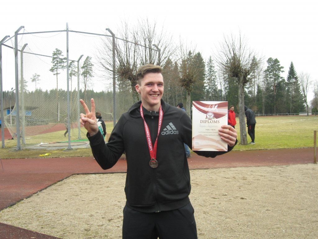 Labs darbiņš padarīts. Oļegs Kozjakovs pirmo reizi sacensībās meta 1,5 kg smagu disku un izcīnīja sudraba medaļu.
Autors: no Aizkraukles novada sporta skolas