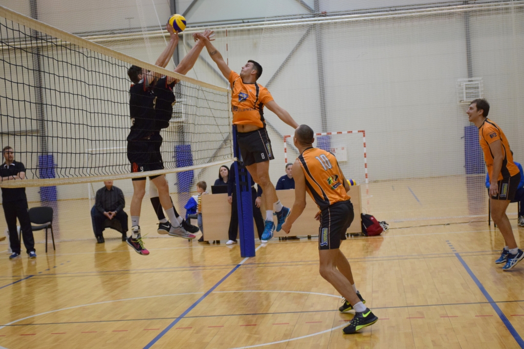 Bronzas medaļu pretendenti. Pusfināla izspēļu sērija Aizkraukles volejbolistiem bija neveiksmīga. Tagad mājinieki turpinās cīņu par tumšākā kaluma medaļām.
Autors: Viesturs Kaktiņš