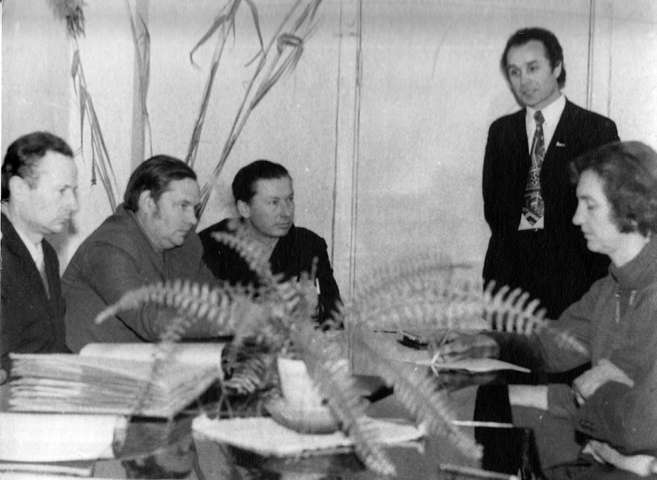 PIRMAIS. Visa sākumā bija viņš — KD (Kazimirs Daņiļevičs — red.), mūsu labais rūķītis, kurš saņēma savā paspārnē mūs — jaunus, līdz galam neizglītotus, pilnīgus neprašas avīzes lietās. Oi, oi, kādas ambīcijas un radziņi mums katram bija! Bet KD mūs saliedēja draudzīgā komandā, līdzēja izskoloties, pacieta mūsu muļķību un pārliecināja, ka “AVĪZE IR SVĒTA LIETA”.(Izraksts no avīzes hronikas speciālizlaiduma “Trulais Zīmulis”.) Attēlā — Kazimirs Daņiļevičs ar ārštata autoriem. Blakus viņam — Naula Dadzīte (tagad Dzirkale).
Autors: no “Staburaga” arhīva