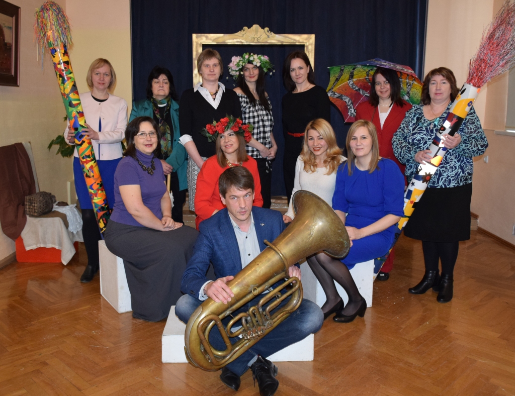 “Staburaga” radošā komanda. Tālākajā rindā no kreisās: Sandra Pumpure (reportiere), Ināra Sudare (lapu redaktore), Irēna Nagle (maketētāja), Inga Patmalniece (reportiere), Karīna Žiško (administratore), Guna Mikasenoka (portāla redaktore), Iveta Skaba (korektore), vidējā rindā no kreisās: Agita Grīnvalde-Iruka (redaktore), Silvija Karpoviča (reklāmas nodaļas vadītāja), Līga Patmalniece (reportiere), Elita Brovacka (reportiere), priekš­plānā: Imants Kaziļuns (reportieris). Fotogrāfijas tapšanas brīdī klāt nebija Solveiga Ivanova, Ināra Zvirgzdiņa, Ginta Grincēviča un Evita Apiņa.