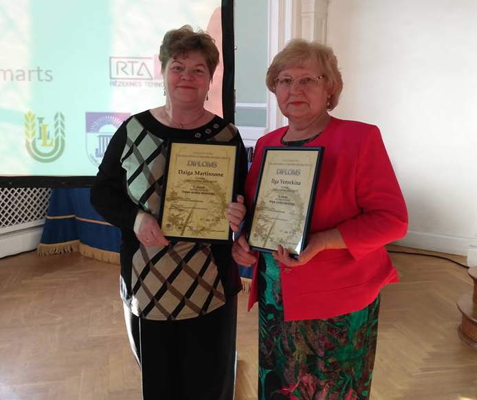 Nominantes. Andreja Upīša Skrīveru vidusskolas bioloģijas skolotāja Daiga Martinsone (no kreisās) saņēma Vides zinātnes balvu nominācijā “Vides zinību skolotājs”.
Autors: no D. Martinsones albuma