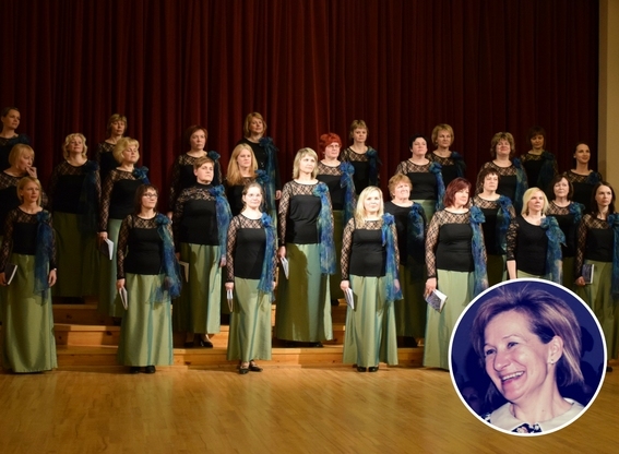 Skan “Nāru dziesma” Pļaviņu novada kultūras centra sieviešu kora “Loreleja” sniegumā. Ietvērumā — kora diriģente Diāna Kadiša.