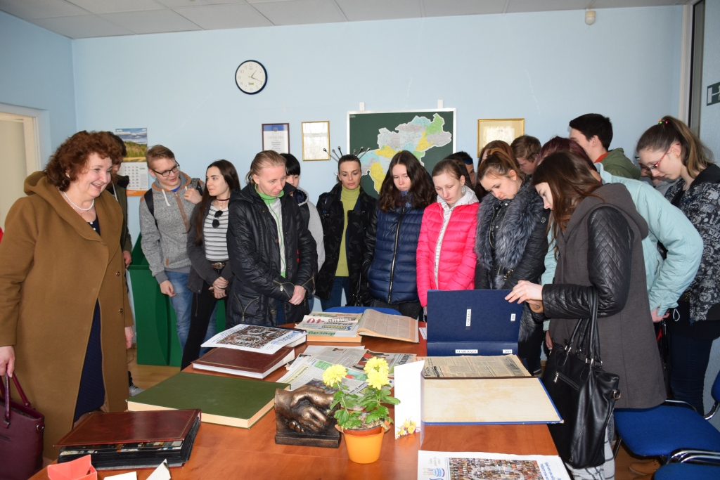 UZZINA KO JAUNU. Prieks, ka redakcijā tik kuplā skaitā ieradās Aizkraukles Vakara (maiņu) vidusskolas audzēkņi kopā ar skolotājām Aiju Tukišu un Anitu Petrovu. Viņi iepazina redakcijas darbu un uzzināja interesantus faktus par laikraksta tapšanas vēsturi.
Autors: Gunas Mikasenoka