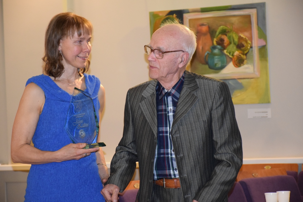 Par Mūža ieguldījumu sportā balvu saņem Jānis Zālītis. Bijušo skolas sporta skolotāju godināja ar skaļiem aplausiem, kājās stāvot.
Autors: Viesturs Kaktiņš