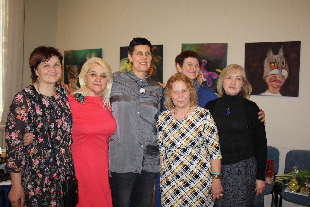 Radošās apvienības “Bez rāmjiem” dalībnieces un viņu skolotājas. No kreisās: Ināra Plakane, Vēsma Vītola, Aija Ozoliņa, Valentīna Lase, Mudīte Kaličus un Dzintra Cepure.