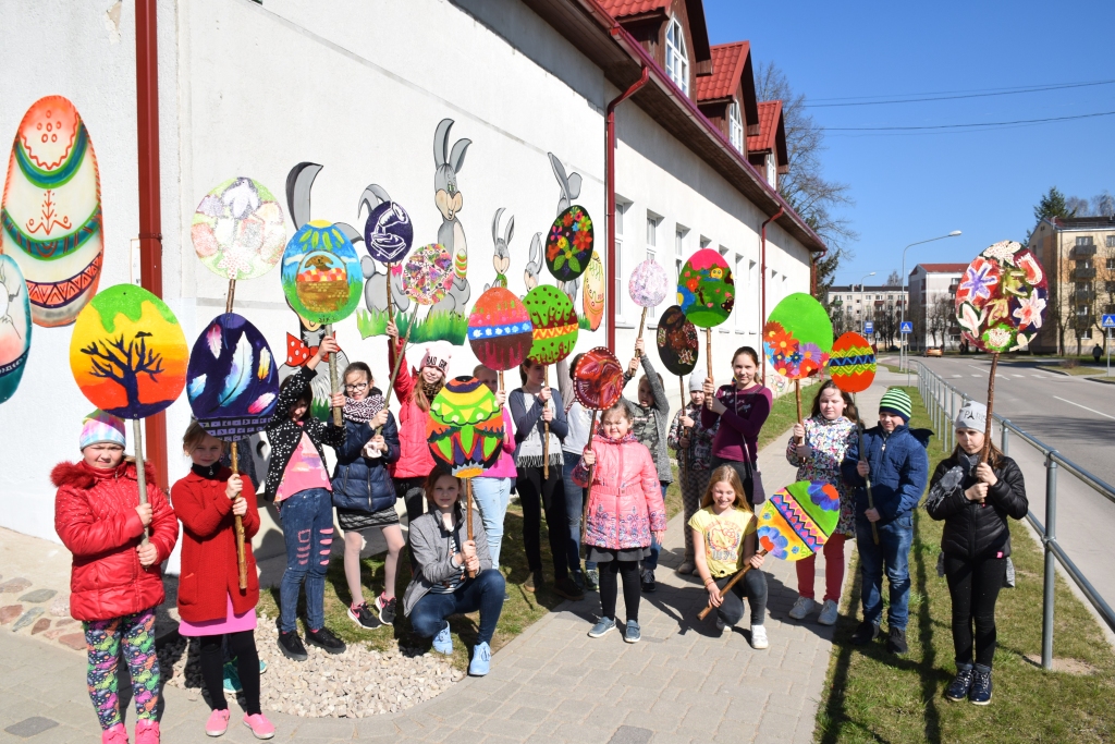 Lieldienu gaidīšanas svētku dāvana sev un citiem. Aizkraukles Mākslas skolas audzēkņi un viņu radošie krāsainie darbi.
Autors: Imants Kaziļuns