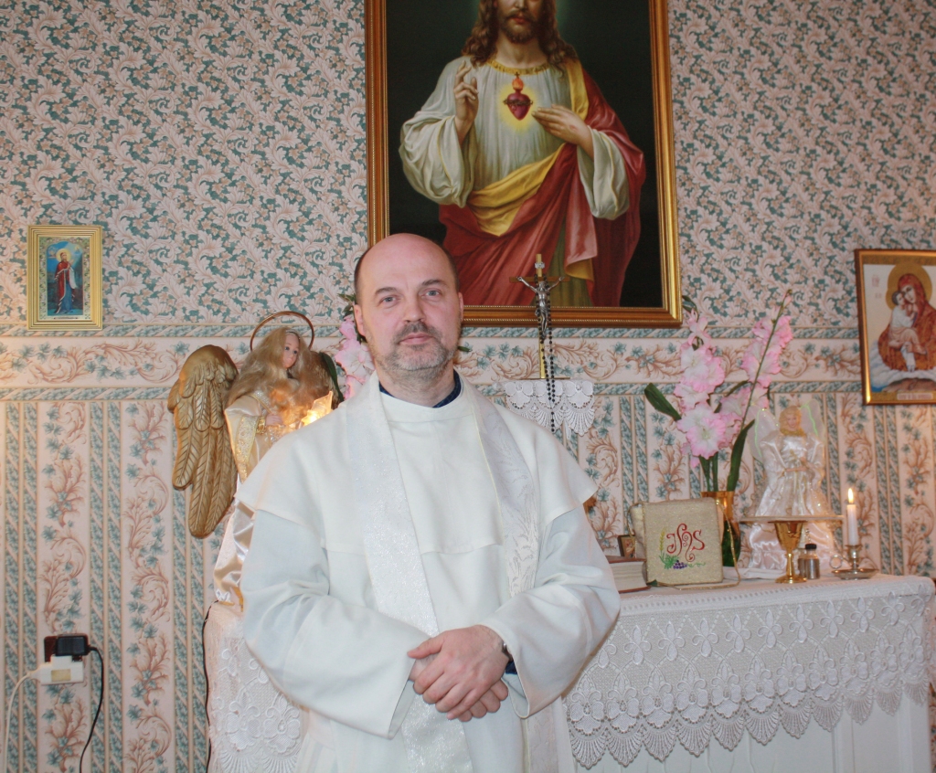 Jānis Vīlaks. Paulīniešu mūks “Mēmeles” pansionāta kapelā pēc Svētās Mises.