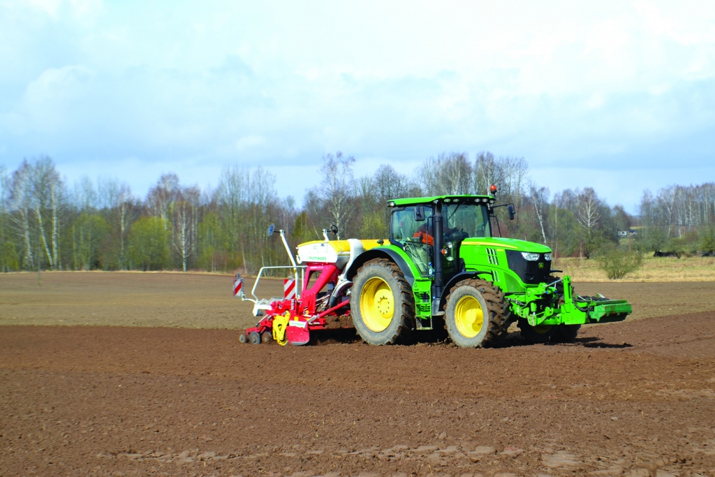 AGRA SĒJA. Garāmbraucēji Seces pagasta laukos jau var redzēt lauksaimniecības tehniku — te vairākās zemnieku saimniecībās sākta sēja.
Autors: Elita Brovacka