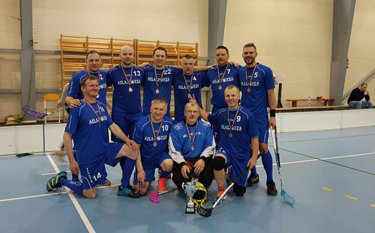 Bronzas medaļas kabatā! Vienība “Silarozes/Aizkraukle-Rīgas Lauvas” florbola čempionātā veterānu 35+ grupā izcīnīja trešo vietu.
Autors: komandas