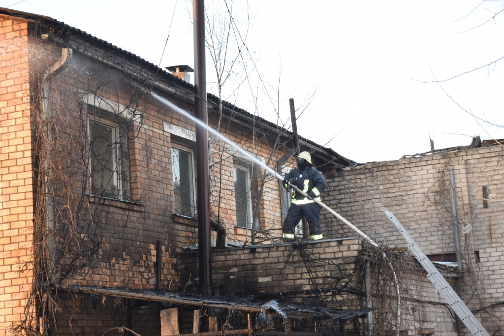 GLĀBJ, KAS VĒL GLĀBJAMS. Ugunsgrēks sākās šķūnītī un apdraudēja pamesto bijušās pirts ēku. Aizkraukles ugunsdzēsējs glābējs ar ūdeni salej ēkas jumta daļu. Netālu ir veikals “Maxima”.
Autors: Guna Mikasenoka