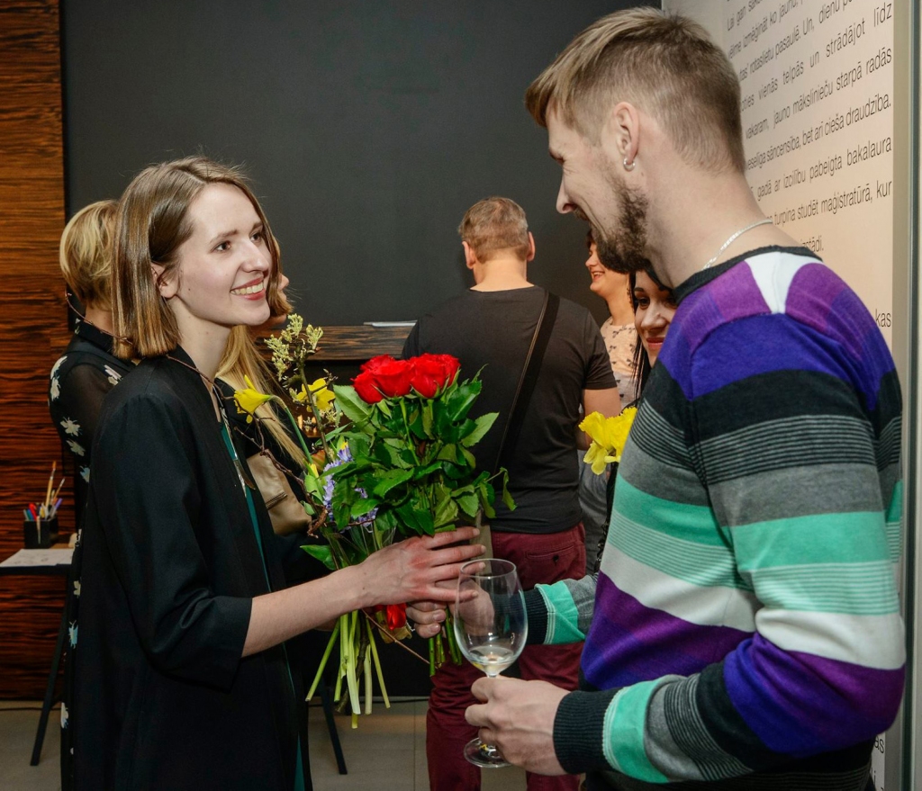 Izstādes atklāšanā Alisi Tālbergu sveic viņas talanta pielūdzēji.
Autors: Līga Sudare