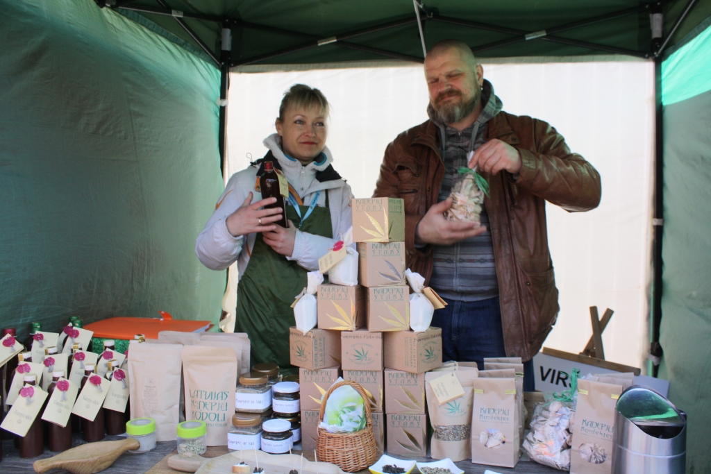 Kaņepes atkal ceļ goda vietā. Ilze un Uldis Vēveri no saimniecības “Virši”.
Autors: Imants Kaziļuns