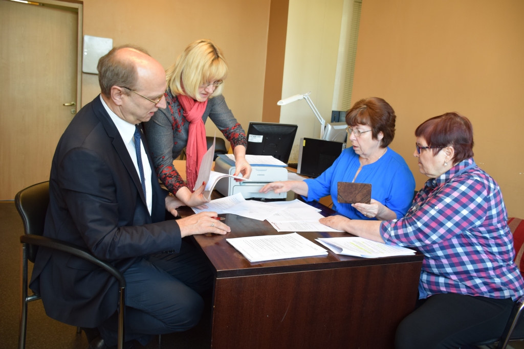 AIZKRAUKLĒ IESNIEDZ PIRMIE. Aizkraukles vēlēšanu komisijas priekšsēdētāja Biruta Škutāne (no labās) un locekle Regīna Grigoroviča pārbauda “Vidzemes partijas”/“Latvijas Reģionu apvienības” iesniegto kandidātu sarakstu un dokumentus. No kreisās — Aizkraukles mērs Leons Līdums un viņa vietniece Anta Teivāne.
Autors: Guna Mikasenoka