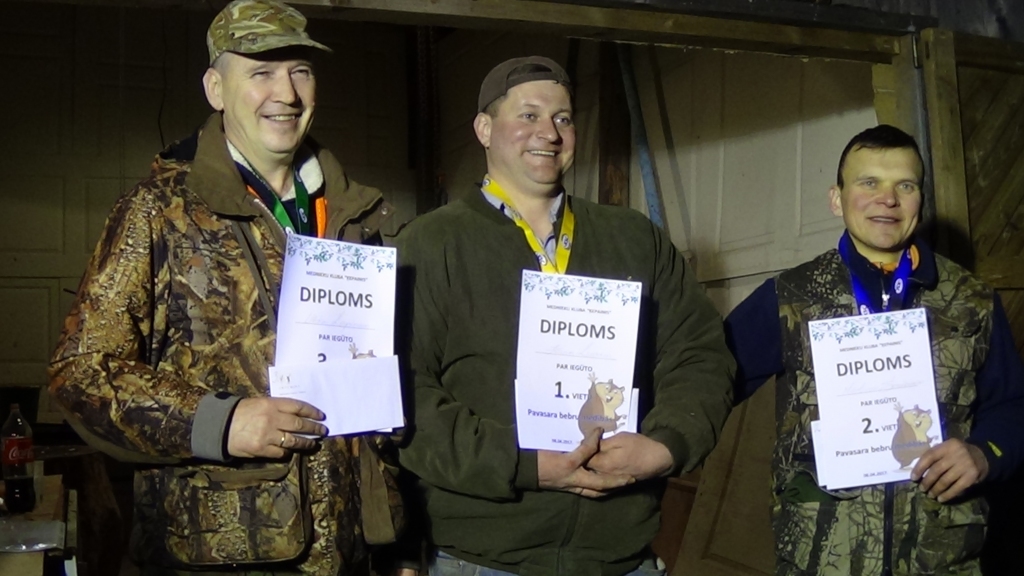 Uzvarētāji Mārtiņš Sokolovskis no Iršiem (no labās) Jānis Lucs no Bebriem, un skrīverietis Uldis Lapiņš.