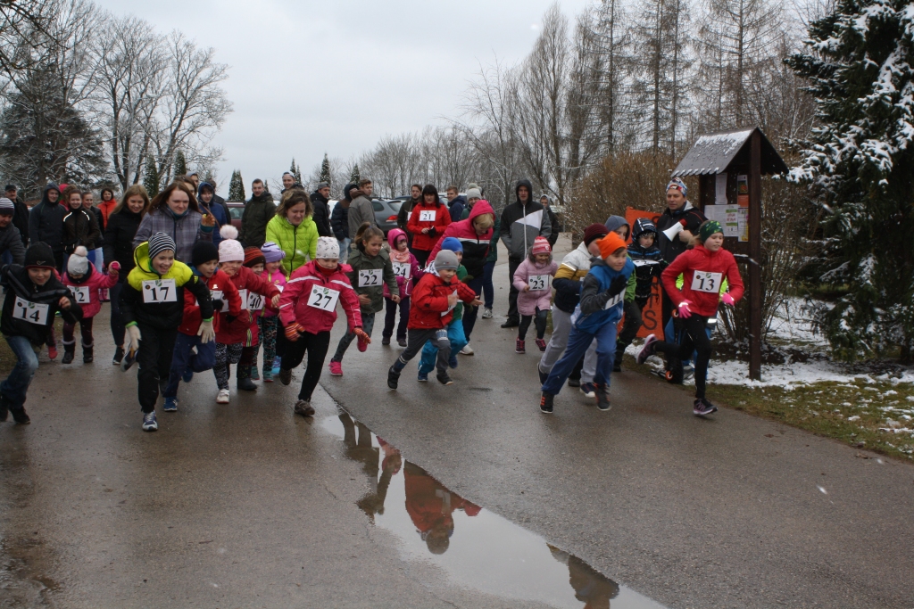 Sportojot kļūst siltāk. Ielu skrējienā dodas paši mazākie. Katrs skrējiena dalībnieks finišā kā nelielu pārsteiguma balvu saņēma šokolādes olu.
Autors: Guna Skaistkalne