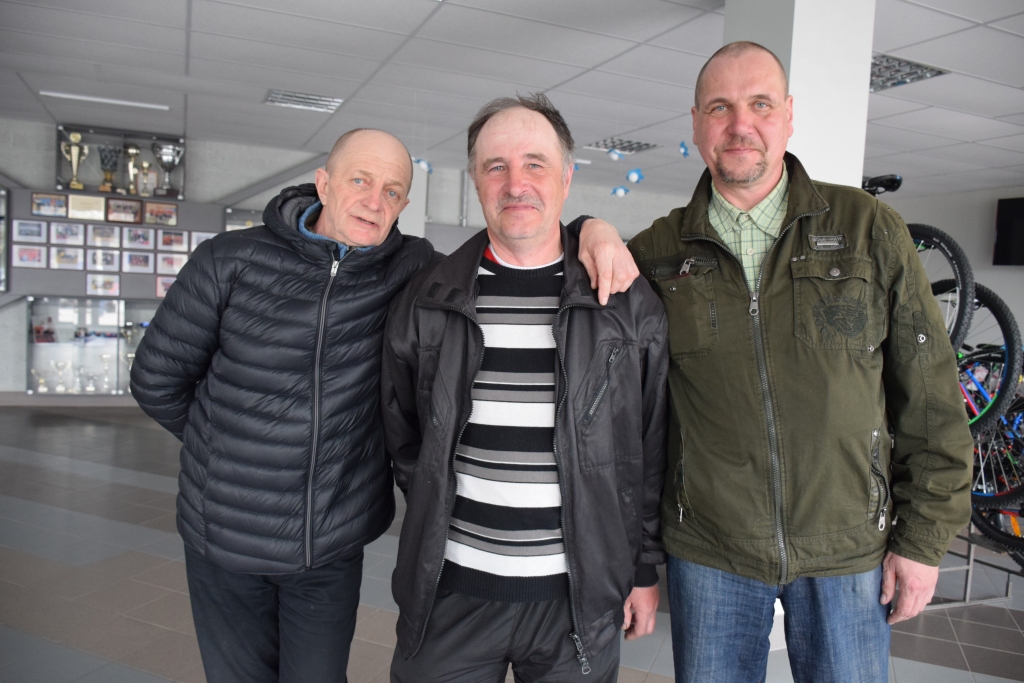 SPĒLĒ VISLABĀK.  Pirmās vietas ieguvējs Vladimirs Glods no Pļaviņām (centrā), otrajā vietā — bijušais aiz­krauklietis Aleksandrs Tregubs no Carnikavas (pa kreisi) un trešajā — Ivars Strautnieks no Skrīveriem.
Autors: Guna Mikasenoka