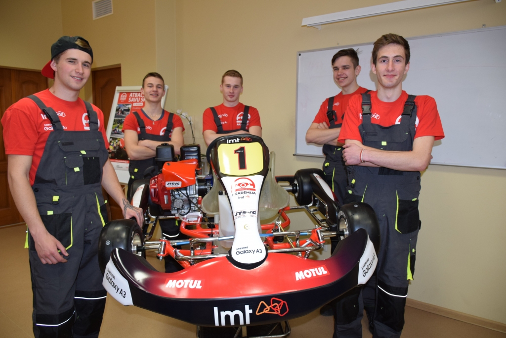 Vērtīga dāvana. Aizkraukles Profesionālās vidusskolas komanda pie “LMT Autosporta Akadēmijas” dāvinājuma — jaunā kartinga. No kreisās  — Jānis Lauris Vīksna, Niks Jaudzems, Raivis Veikšāns, Alvis Dālders un Sergejs Trokmanis. Viņi visi ir otrā automehāniķu kursa audzēkņi.
Autors: Guna Mikasenoka