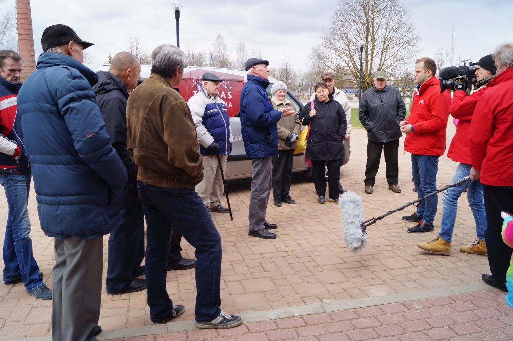 Tiekoties ar raidījuma “Tautas panorāma” veidotājiem, aizkrauklieši vairāk pauda sašutumu par valdības un Saeimas lēmumiem — mazajām pensijām, solīto, bet nerealizēto atbalstam barikāžu dalībniekiem un černobiliešiem, kuri Aizkrauklē uz tikšanos bija ieradušies organizētā grupā.