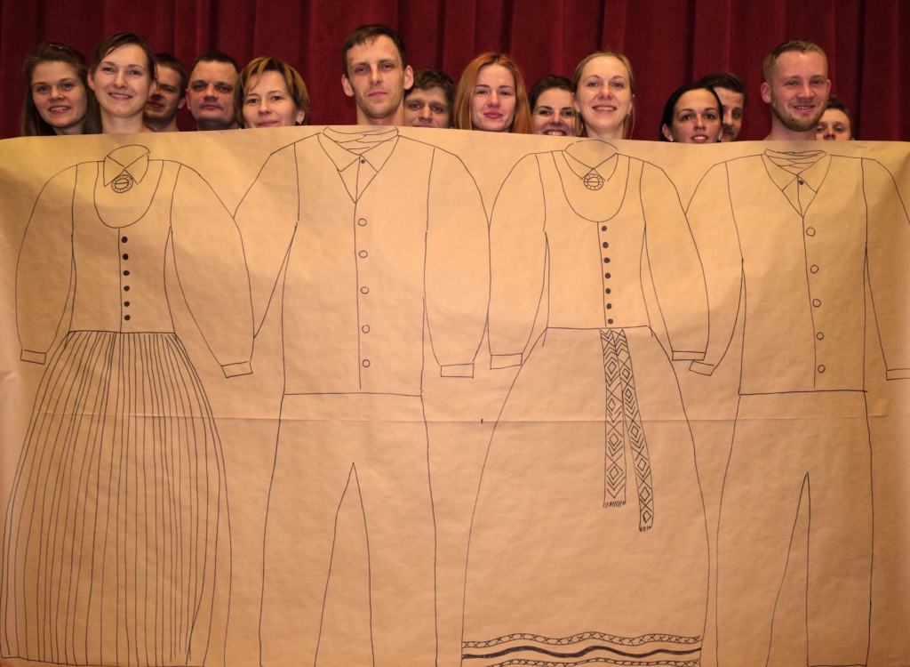 Kokneses vidējās paaudzes deju kolektīvs “Rats”: “Pašiem saviem tautastērpiem/ Nav naudiņas kabatā.”
Autors: no www.maksimalisti.lv