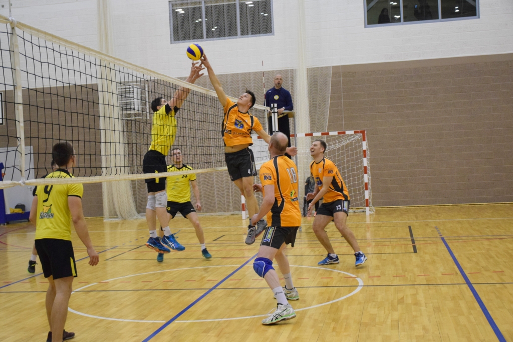 Solis tuvāk bronzai. Vienība “VK Aizkraukle” pirmajā izspēles sērijā cīņā par bronzas medaļām veiksmīgi pārspēja komandu “VK Ozolnieki”.
Autors: Viesturs Kaktiņš